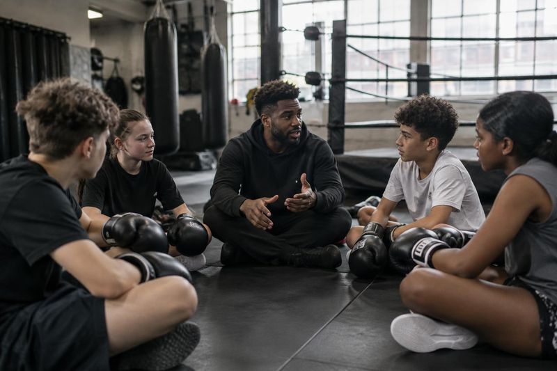 Des adolescents assis en cercle écoutent leur entraîneur
